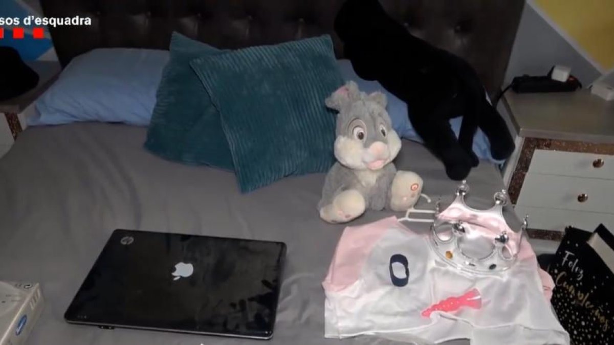 Material trobat a casa del pederasta durant l’escorcoll. - MOSSOS D’ESQUADRA