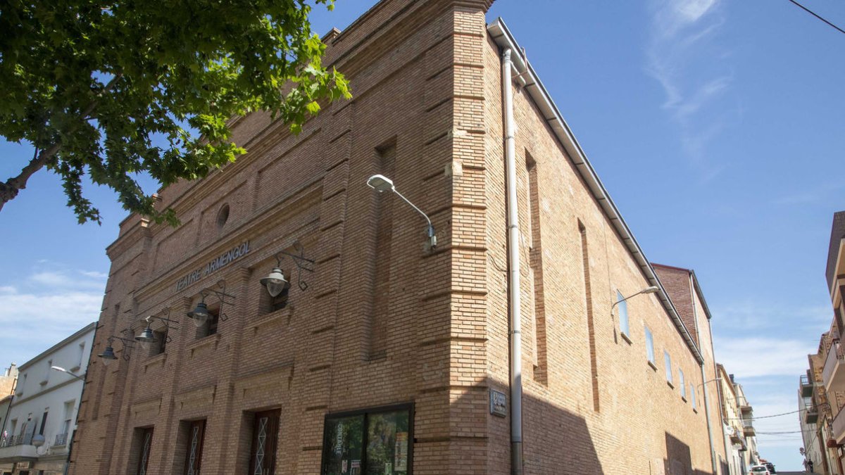 El Teatre Armengol, uno de los edificios municipales en cuyo tejado se podrán instalar paneles solares. - LAIA PEDRÓS