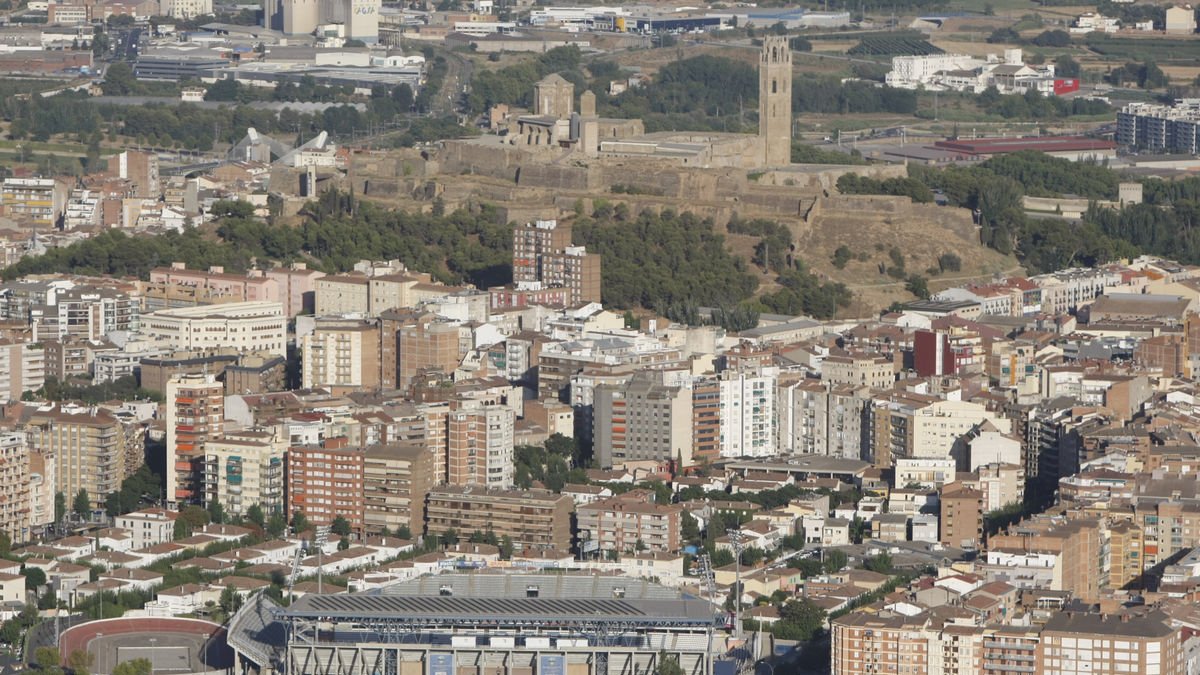 Vista general de la ciutat de Lleida, amb el Turó de la Seu Vella al fons. - SEGRE