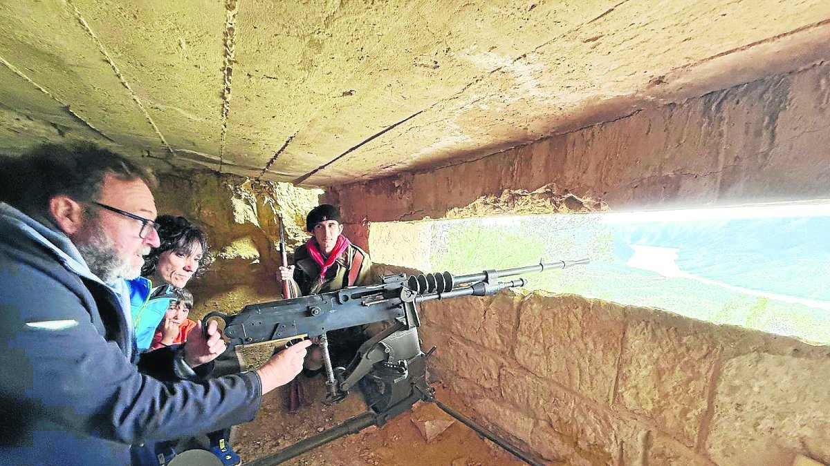 Los visitantes pudieron observar réplicas de ametralladoras- Ajuntament d'Almatret