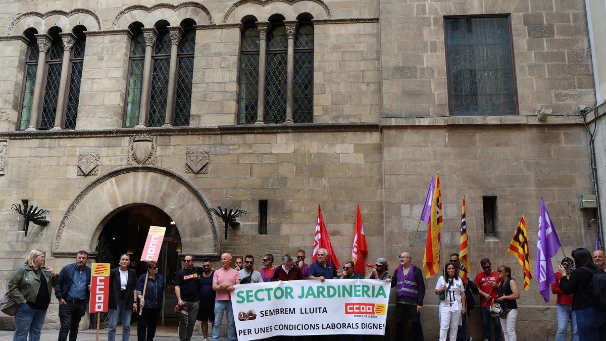 Empleats de la concessionària es van manifestar a la plaça Paeria. - AMADO FORROLLA