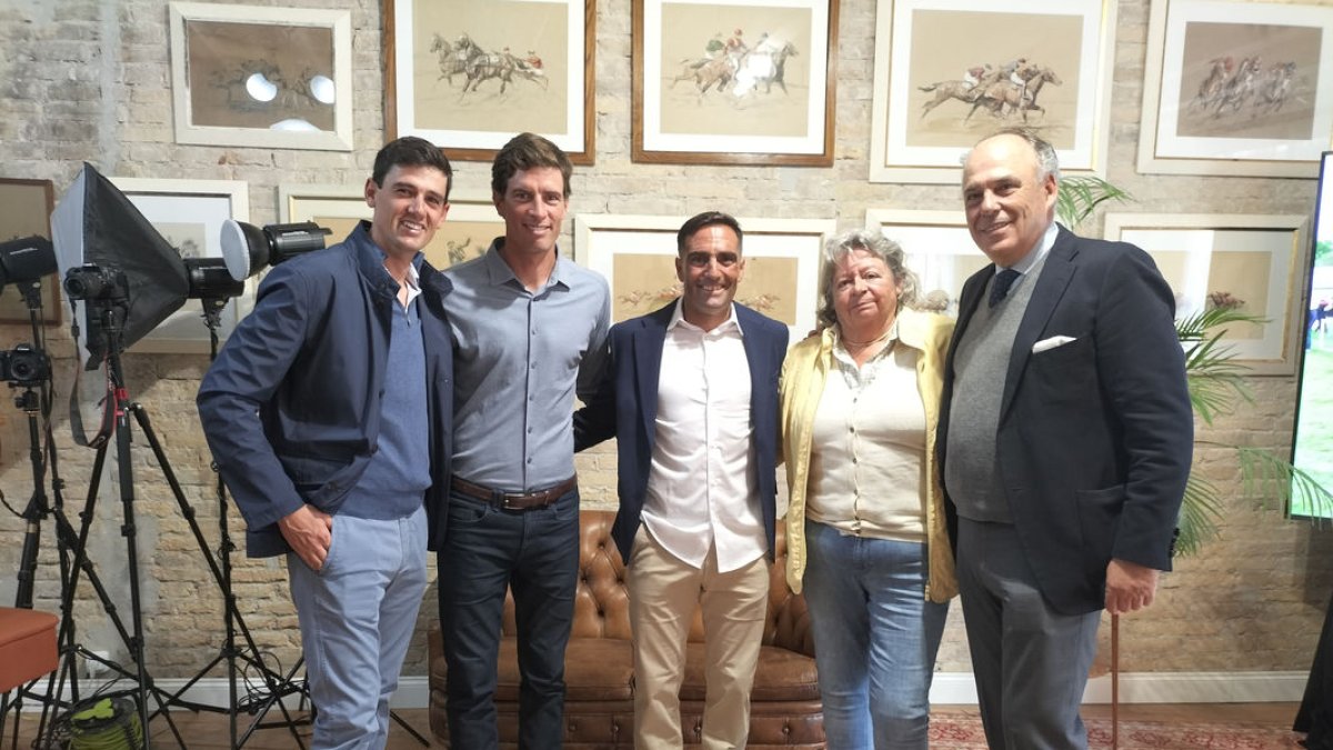 Albert Hermoso, al centre, amb algunes de les persones que li han donat suport aquests anys.