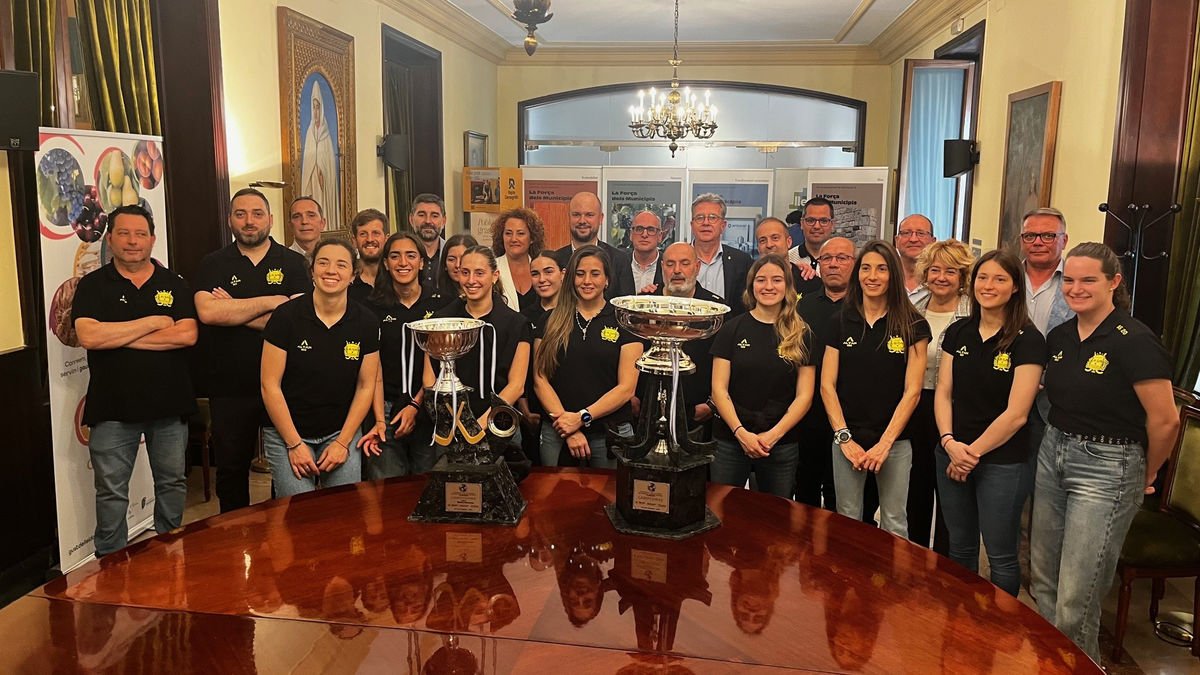 La plantilla del Vila-sana posa amb els trofeus juntament amb el president de la Diputació, Joan Talarn.