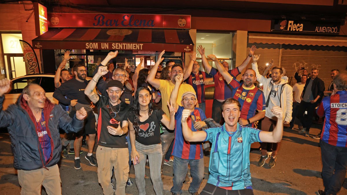 Aficionats de la penya lleidatana Som Un Sentiment celebren el títol. - EFE