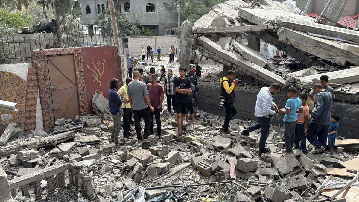 Habitantes de Gaza contemplan las ruinas tras los ataques israelíes. - AHMED IBRAHIM / APA
