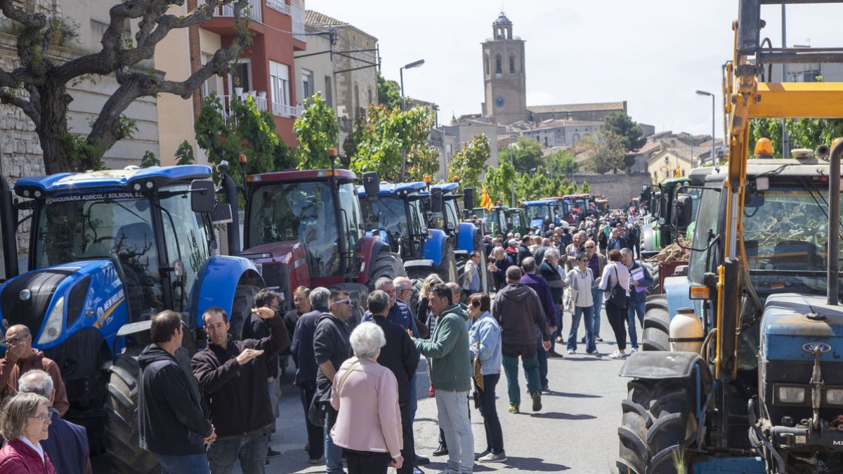 Los tractores se concentraron en la avenida Duran i Sanpere. - LAIA PEDRÓS