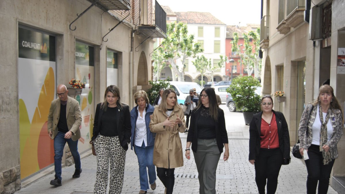 A Balaguer, la consellera va visitar el centre històric, comerciants i entitats del tercer sector. - E. FARNELL