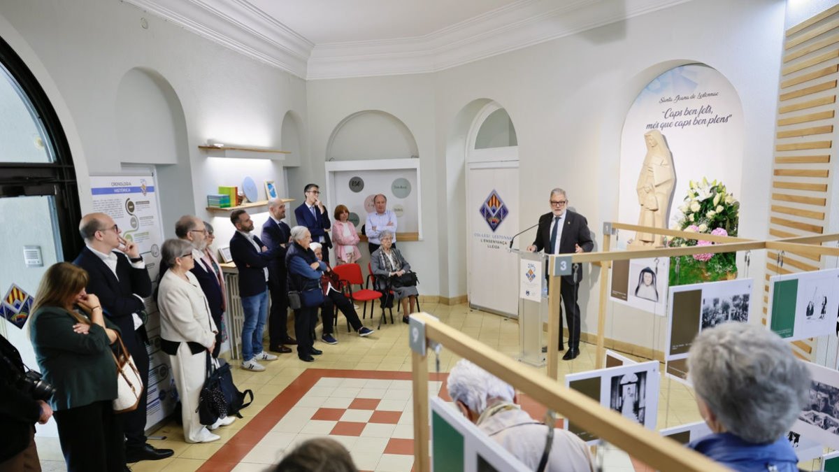 Un moment de l’acte commemoratiu al vestíbul del col·legi Lestonnac. - MARIO GASCÓN