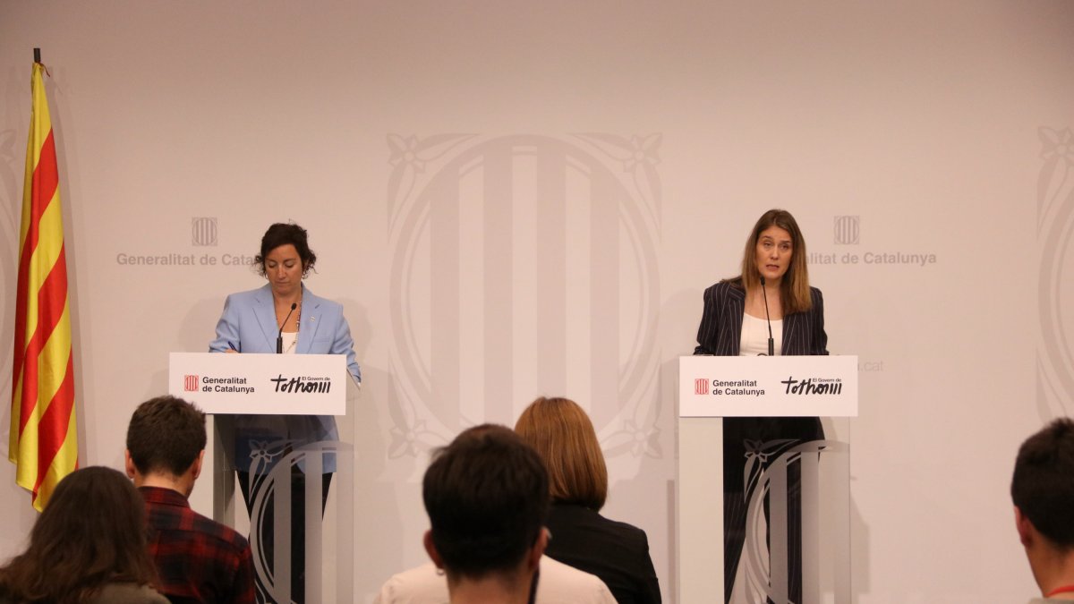 La consellera d'Economia, Alícia Romero; i la presidenta del grup parlamentari dels Comuns, Jéssica Albiach, durant una roda de premsa.