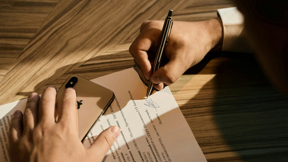 Una persona firmant un document.