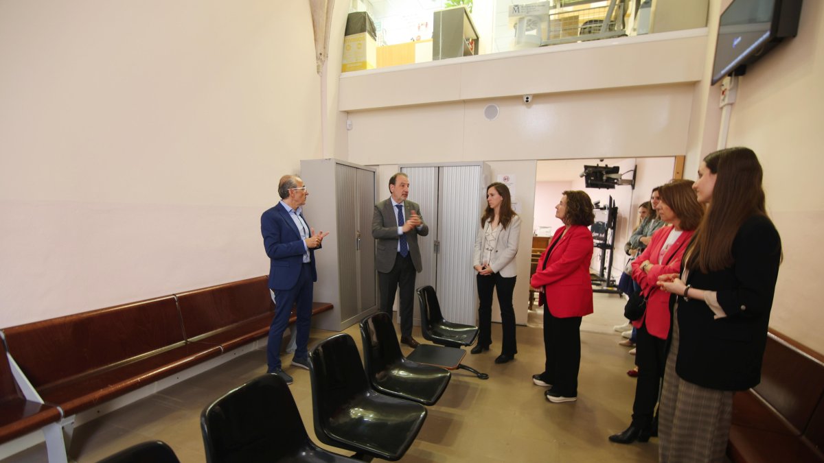 El conseller de Justícia, Ramon Espadaler, durant la visita als jutjats de Tremp.