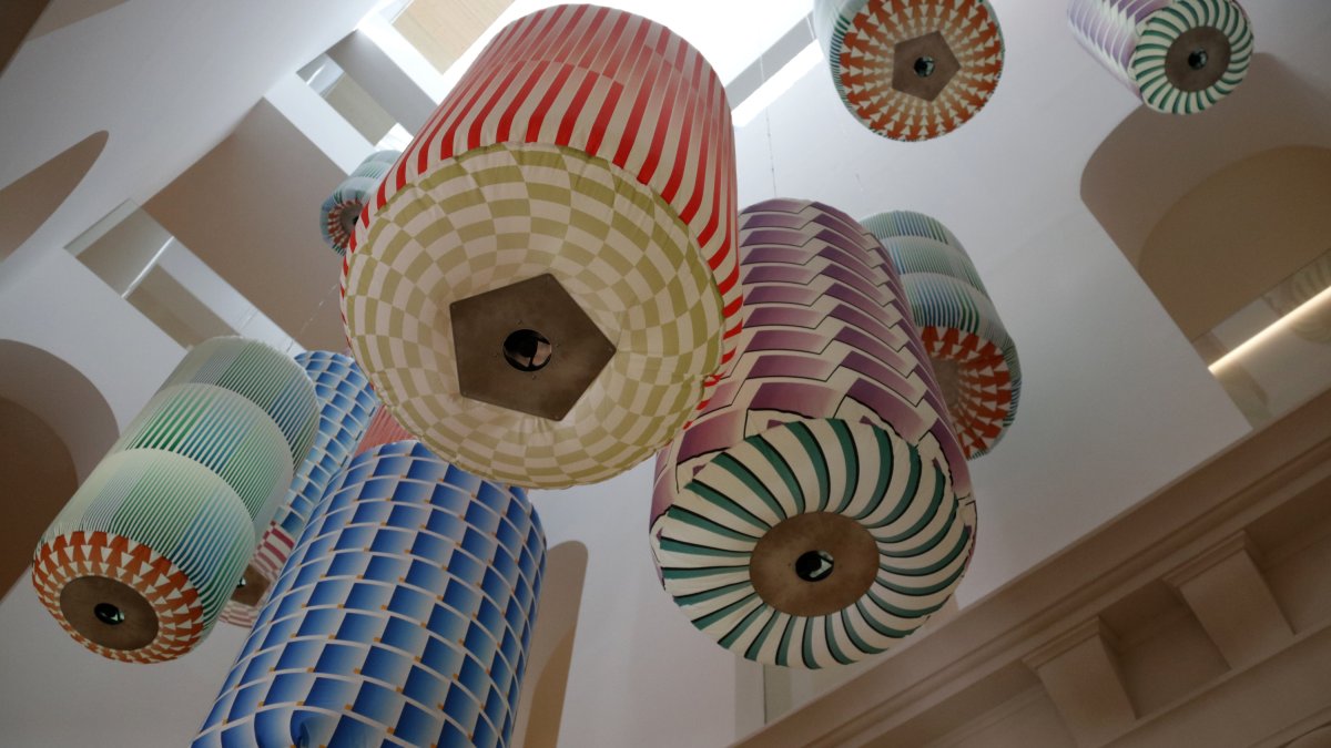 Instal·lació 'Psychoflage' de l'artista Mónica Rikic al pati del Museu Morera de Lleida
