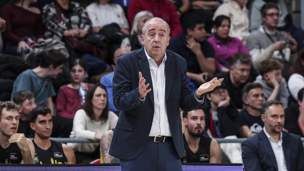 Txus Vidorreta, entrenador de La Laguna Tenerife, durant un partit aquesta temporada.