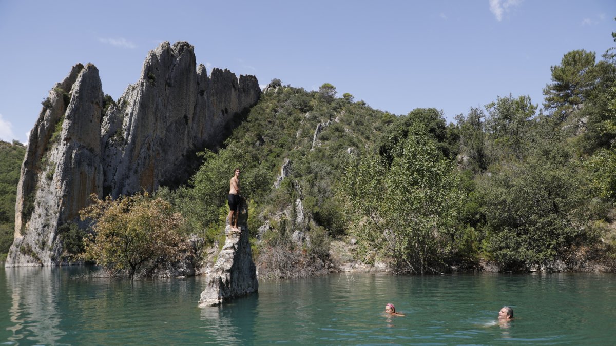 Turistas bañándose en el desfiladero de Mont-rebei en los dientes de Finestres, en la cola del pantano de Canelles.