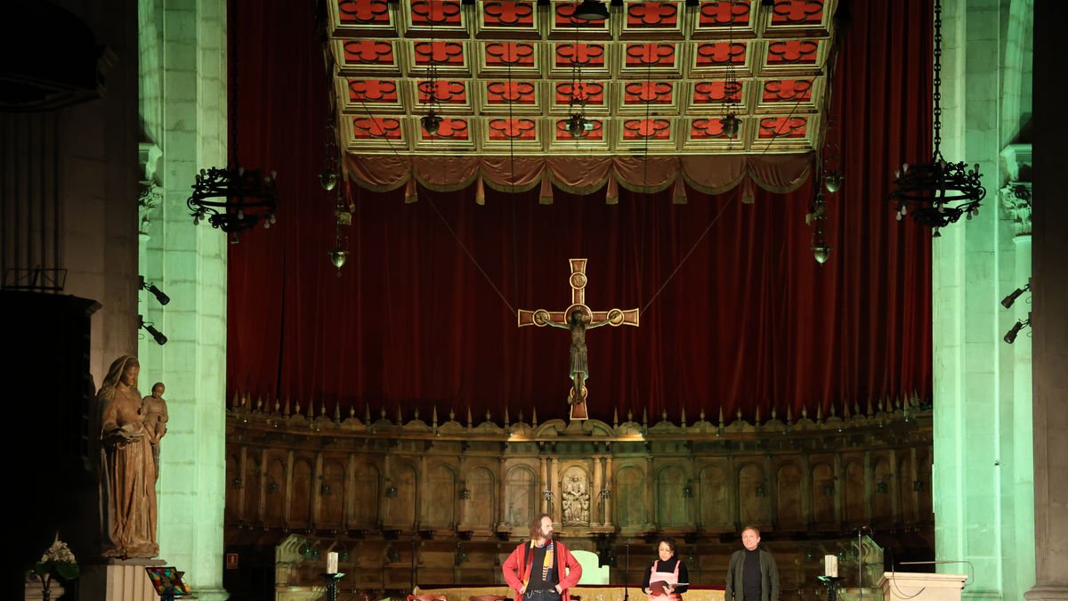 L’altar de la Catedral de Lleida es va convertir ahir durant unes hores en un singular escenari operístic. - AMADO FORROLLA
