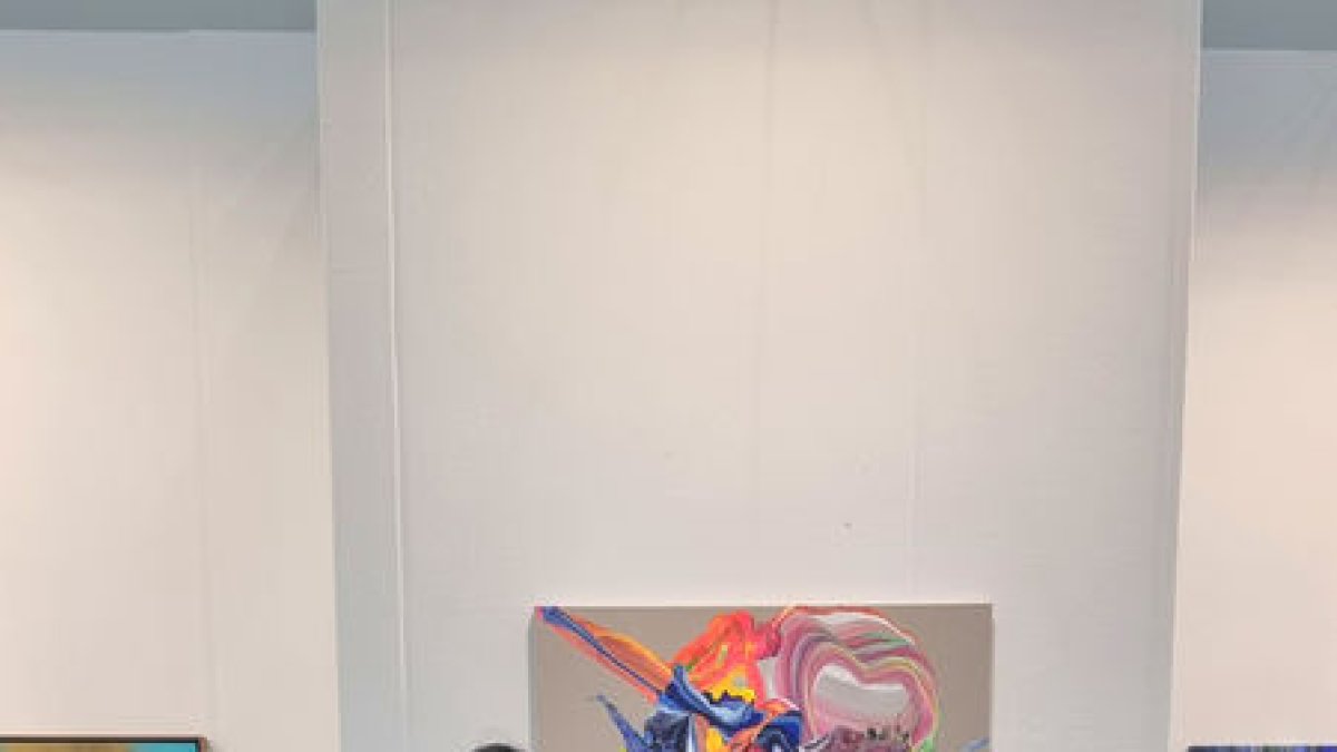 Roser Xandri i dos ajudants, a l’estand de la galeria a la fira. - ESPAI CAVALLERS