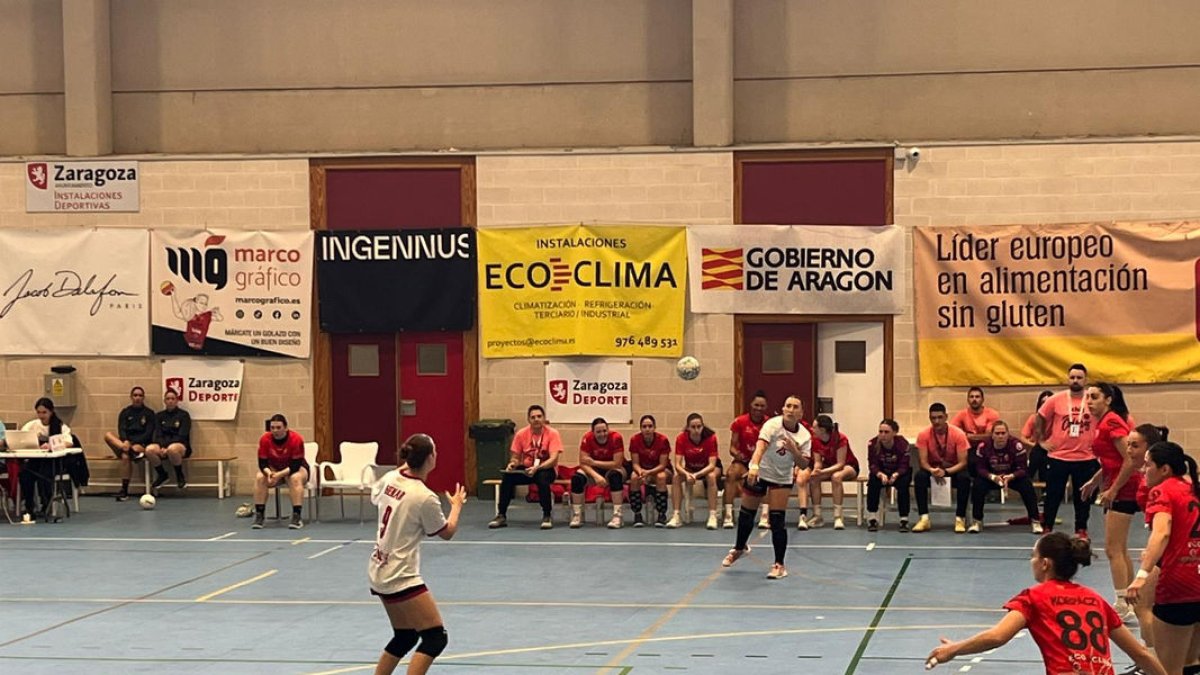 Les jugadores lleidatanes proven de muntar un atac davant la fèrria defensa del Saragossa.