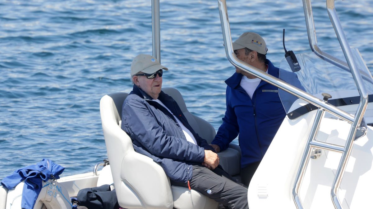 El rei emèrit es va dedicar ahir a navegar a Sanxenxo. - JOSÉ RAMÓN HERNANDO / EUROPA PRESS