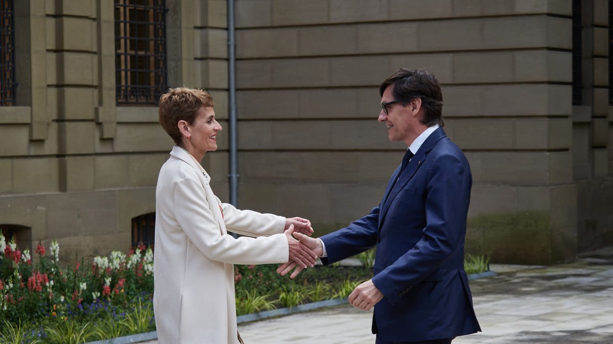 María Chivite, presidenta del Gobierno de Navarra, recibe a Salvador Illa en Pamplona. - EDUARDO SANZ / EUROPA PRESS