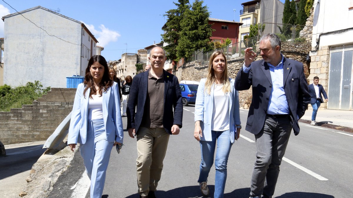 El secretari general de Junts, Jordi Turull, caminant per Isona amb la diputada i alcaldessa d'Isona i la Conca Dellà, Jeannine Abella, i la portaveu del grup parlamentari, Mònica Sales.