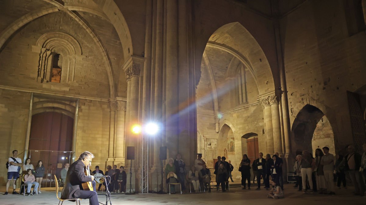 Seu Vella. El principal monumento de Lleida abrió puertas de forma gratuita de 21.00 a 24.00 horas y acogió un concierto del maestro leridano de la guitarra José Antonio Chic. - AMADO FORROLLA