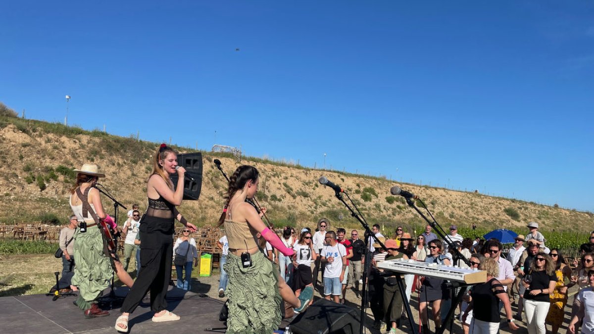 La cantante aranesa Alidé Sans puso el ritmo festivo a media tarde en la Vinya Núria de Algerri. - RAFA GIMENA