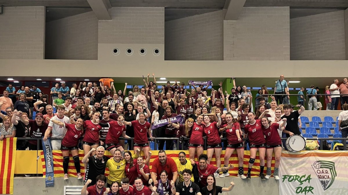 Les jugadores del Lleida HC celebren la victòria amb l’afició desplaçada a Saragossa.