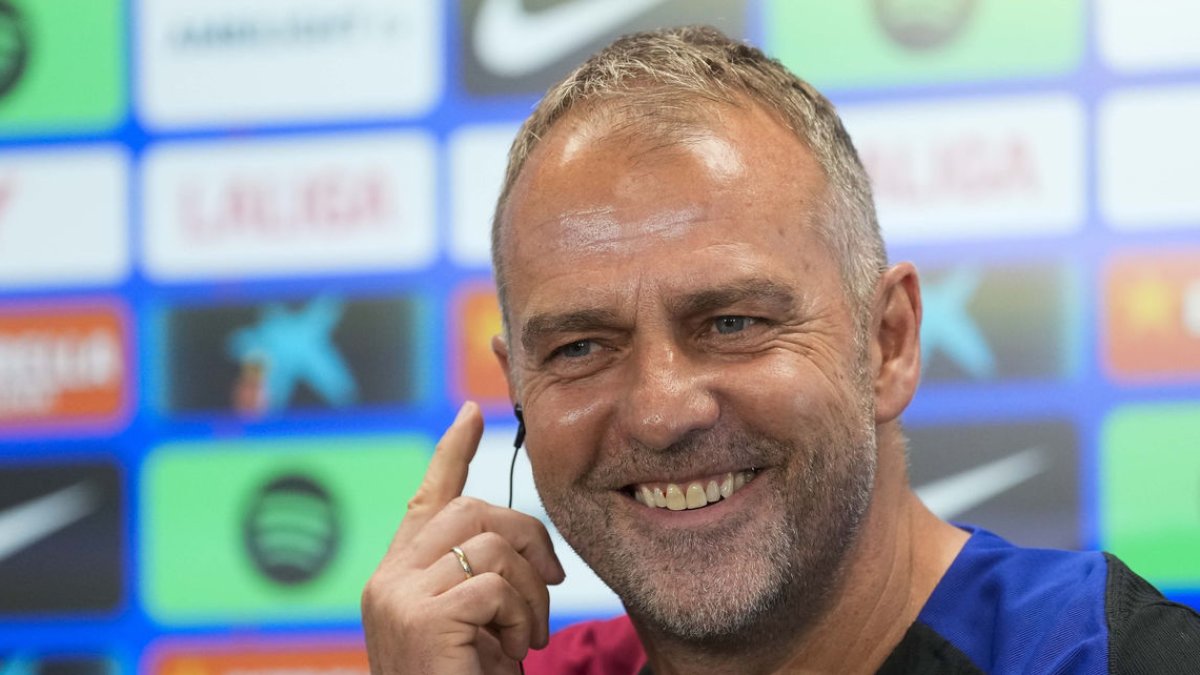 Hansi Flick planteja treure un onze amb jugadors de la Masia. - EFE