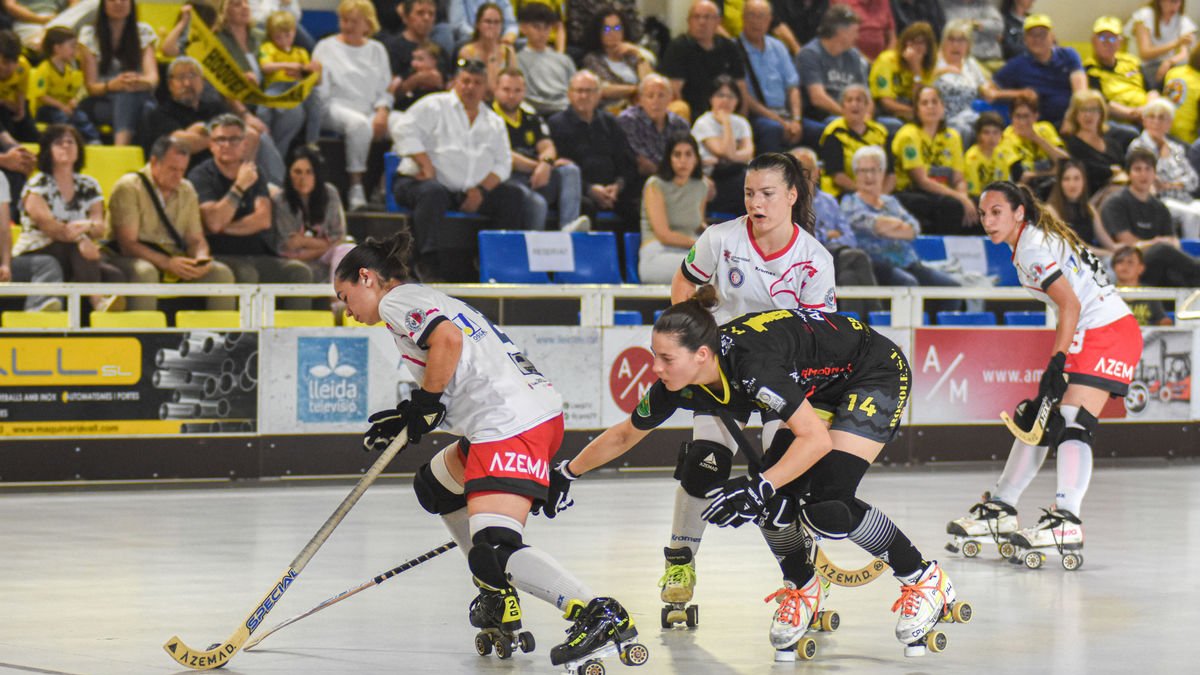 Victòria Porta intenta arrebatar la bola a su prima Laura Porta, jugadora del Bembibre. - CLARA LIÁÑEZ