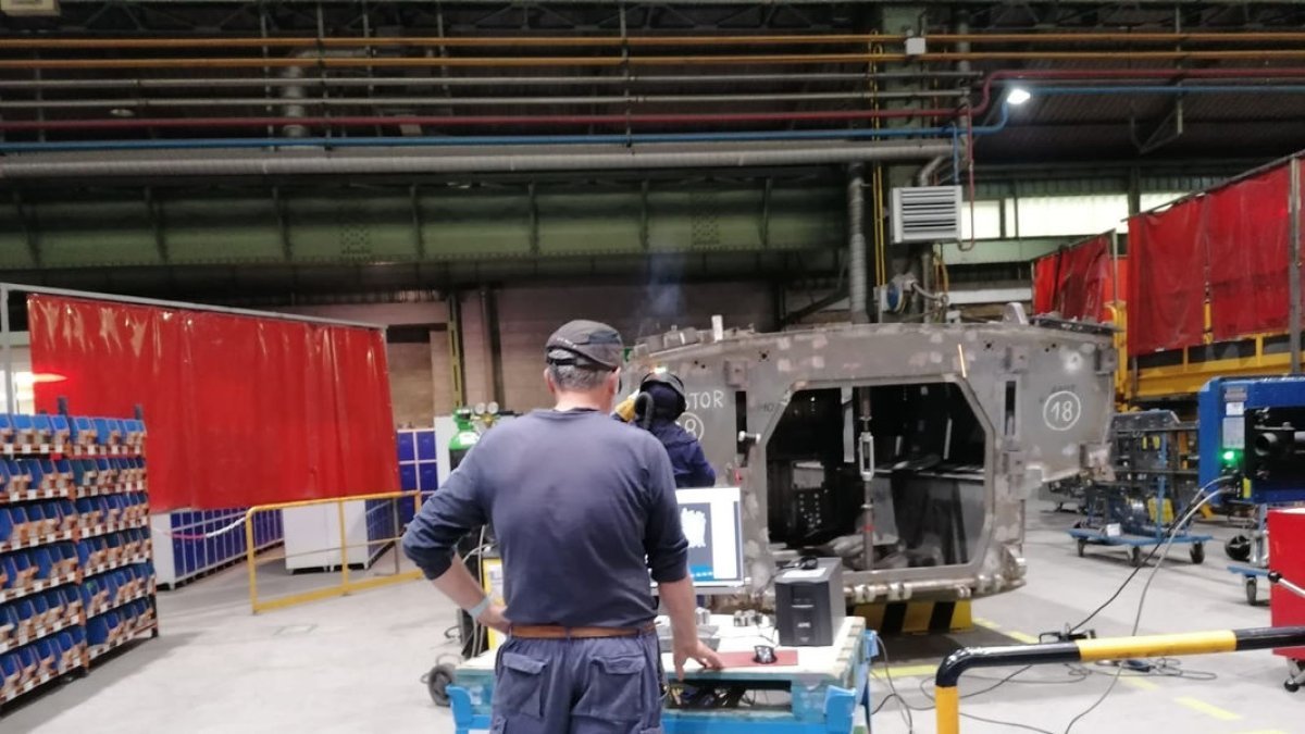 Treballadors empleats en una indústria. - EUROPA PRESS