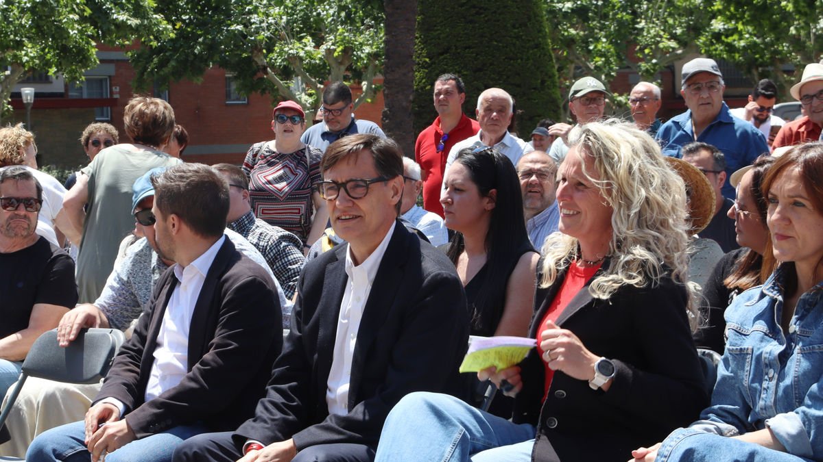 El president, Salvador Illa, amb Montse Mínguez ahir. - LAURA FÍGULS/ACN