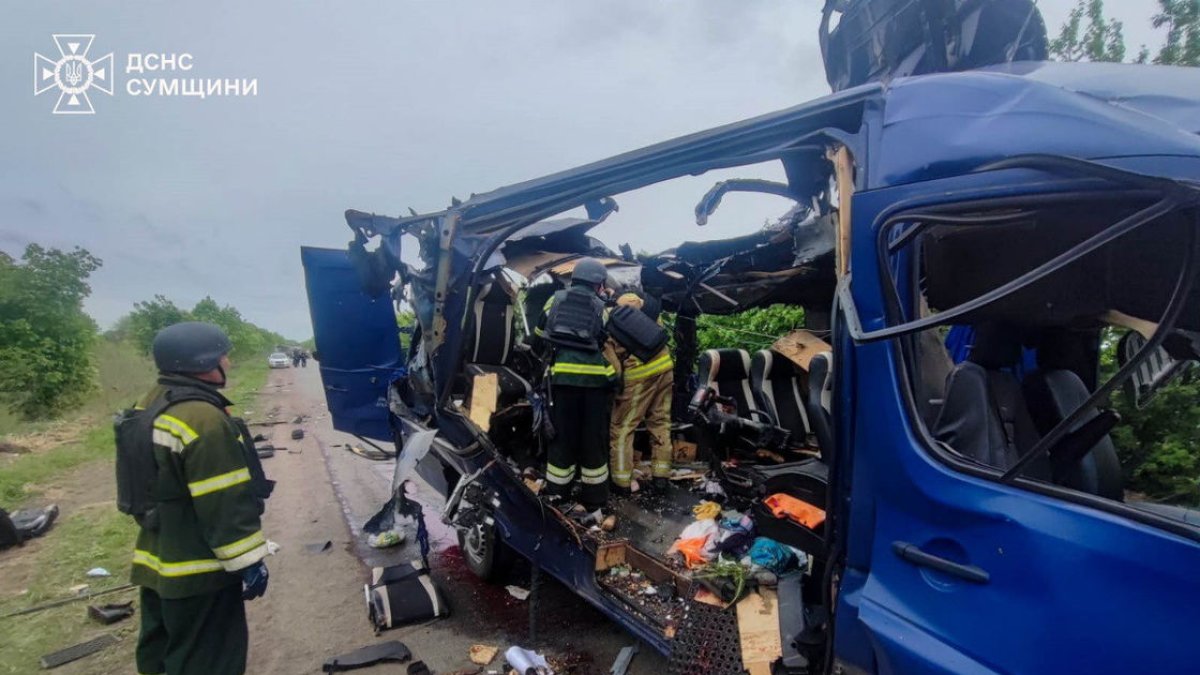 Imatge de les restes del minibús atacat a Sumi. - EFE/EPA/SERVEI ESTATAL D’EMERGÈNCIES D’UCRAÏNA