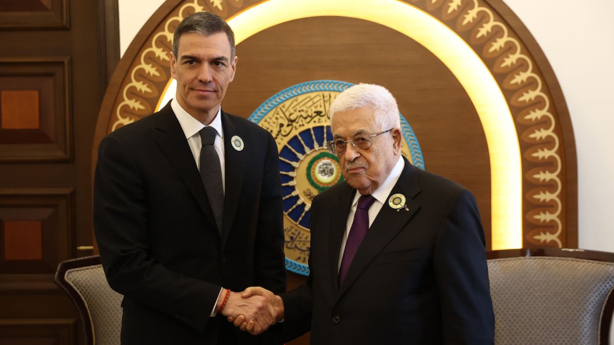 Pedro Sánchez con el presidente palestino, Mahmud Abás, durante la cumbre de la Liga Árabe. - POOL MONCLOA / FERNANDO VILLAR
