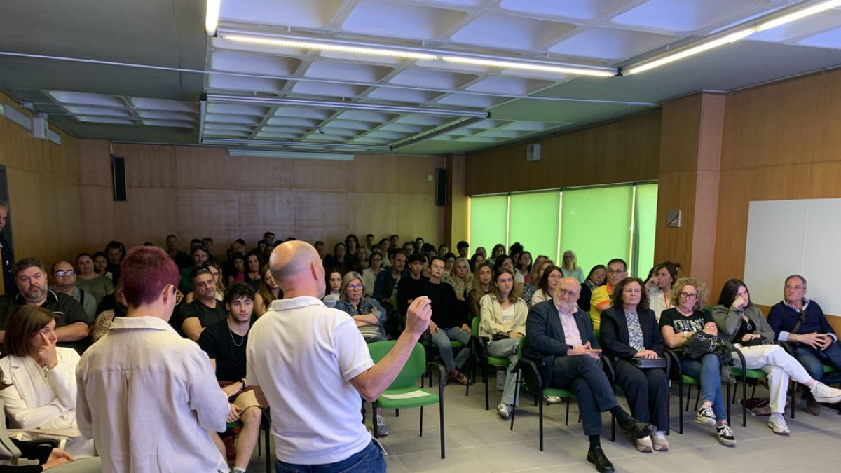Uno de los momento de la jornada de puertas abiertas en el Hospital del Pallars en Tremp ayer. - UDL
