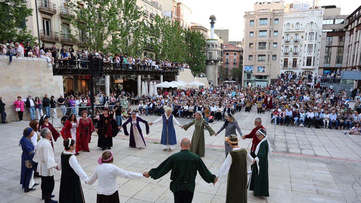 Un momento de las danzas antes del inicio de la batalla dialéctica entre moros y cristianos. - AMADO FORROLLA