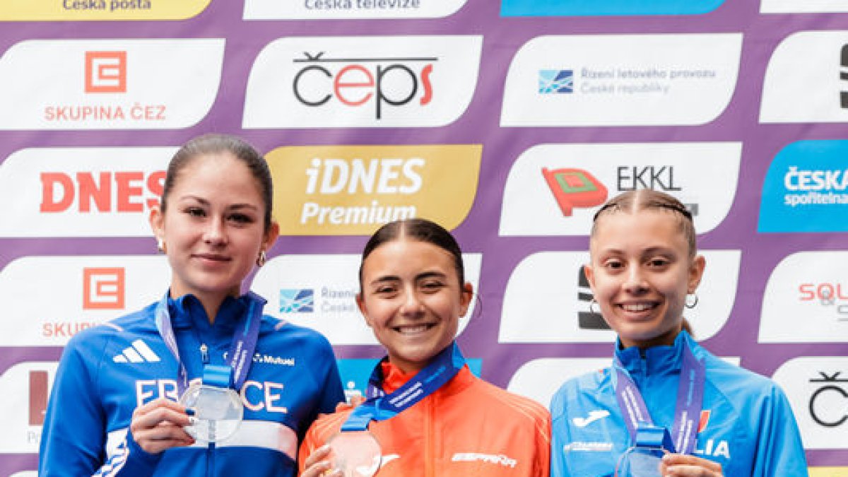 Sofía Santacreu, en el centro, con su medalla de oro individual. - RFEA