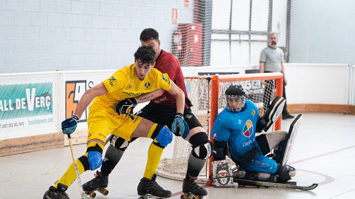 Burguillos trata de revolverse en el área que defiende el Alpicat, bien presionado por el goleador visitante Mats Zilken. - MARLON CÀTEDRA