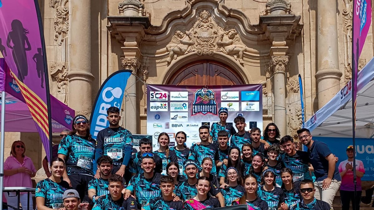 Un grupo de atletas frente a la iglesia de Sant Antolí.