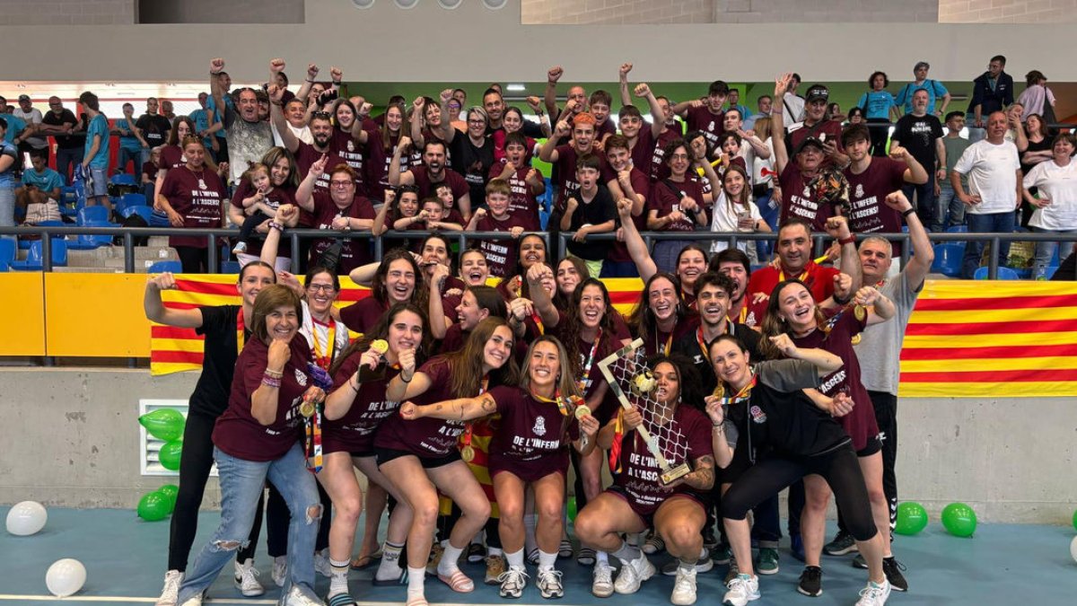 Las jugadoras y el cuerpo técnico del Lleida Handbol celebran el título de campeonas después de terminar la tercera jornada.