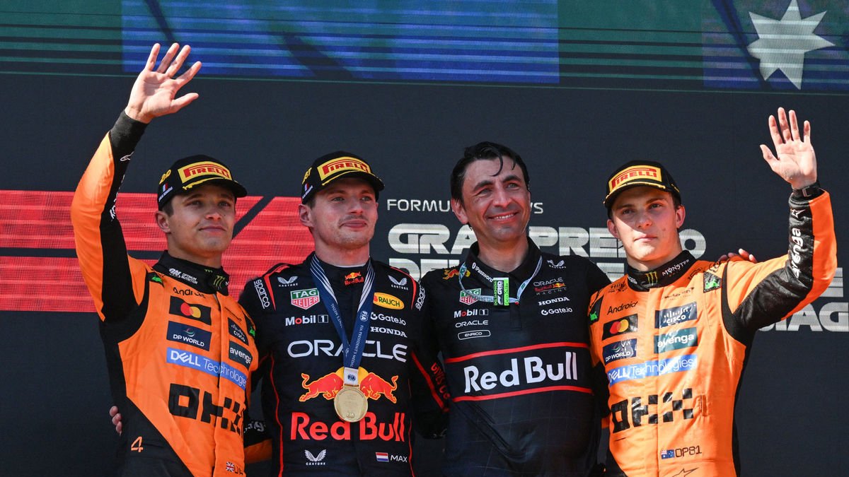 Max Verstappen celebra la victòria a Imola juntament amb Lando Norris i Oscar Piastri, de McLaren. - F1