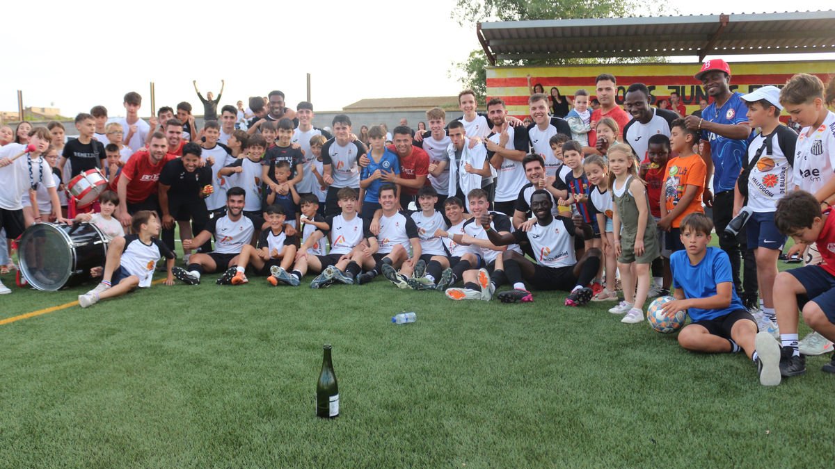 Jugadors i aficionats del Vallfogona de Balaguer van celebrar l’ascens sobre el terreny de joc. - JOAN BOVÉ