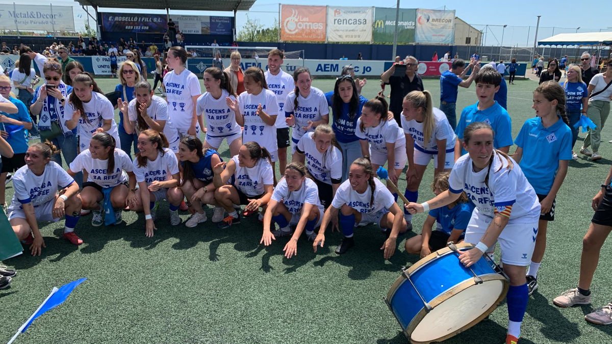 Les jugadores de l’AEM B celebren l’ascens sobre la gespa del Recasens. - SANTI IGLESIAS