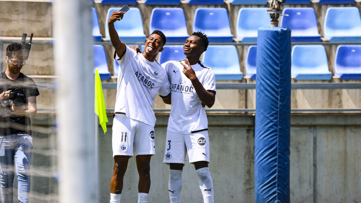 Wilber i Daouda es fan una selfie per celebrar el 0-1. - INGRID SEGURA
