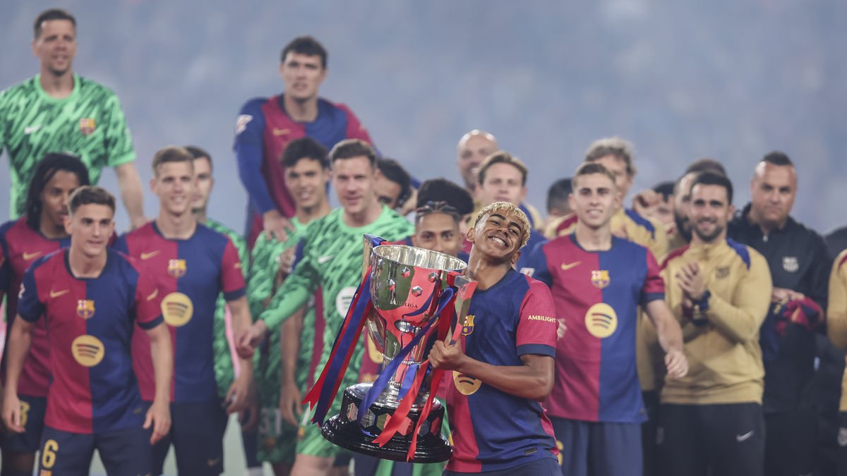 El equipo mostró los 3 trofeos conquistados esta temporada. - EFE