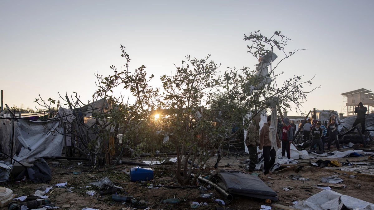 Palestinos inspeccionando los daños después de un ataque aéreo israelí dirigido a un campamento de personas desplazadas. - EFE/EPA/HAITHAM IMAD