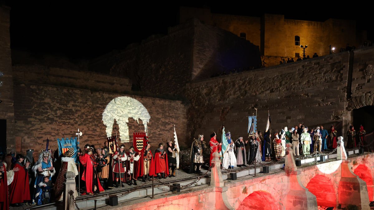 El Pont Llevadís de la Seu Vella se convirtió anoche en el escenario de la batalla final de la Festa de Moros i Cristians de Lleida. - AMADO FORROLLA