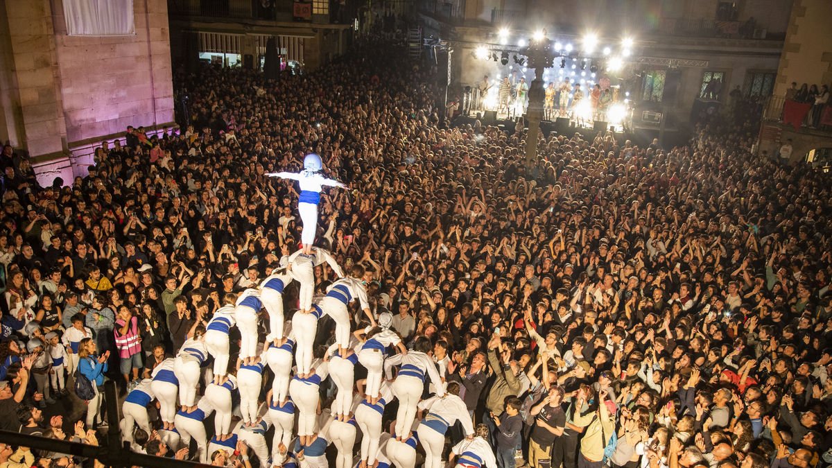 La plaza Major, llena hasta la bandera el sábado por la noche con la actuación dels Falcons de Vilanova en la Nit del Tararot. - LAIA PEDRÓS