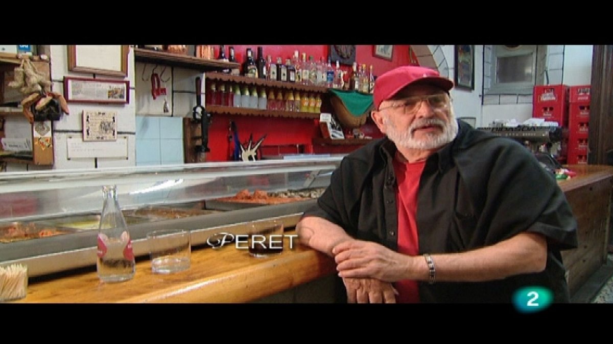 Peret, en el documental dedicado a ‘Los Tarantos’, visitó el local del Raval en el que hizo su primera presencia en el cine.