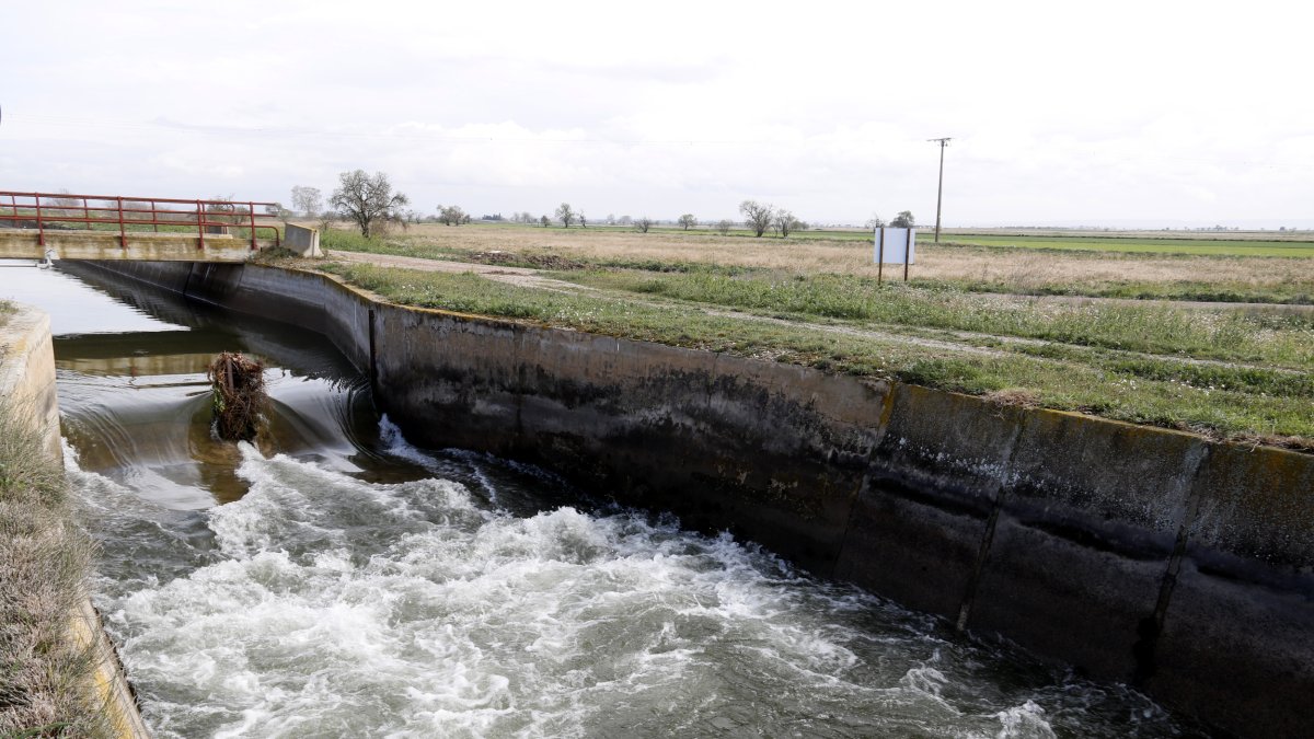 Agua bajando por el canal de Urgell.