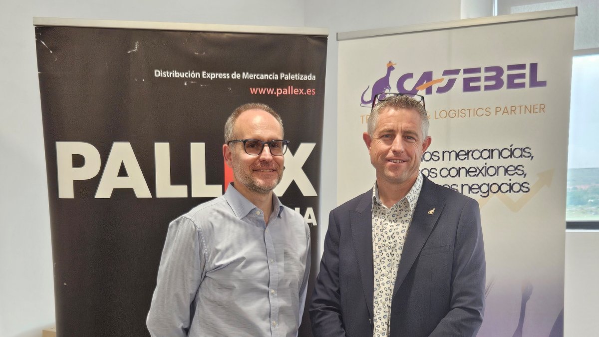 Sergi Tomàs,director gerent de Pall-Ex Iberia al costat de Jesús Torrelles, CEO de Cajebel, instants abans de firmar l’acord.